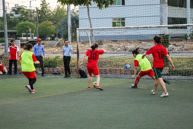 HUTECH thắng 4-2 tại trận ra quân Giải bóng đá nữ mini Khối thi số 4 131