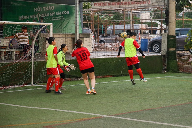 HUTECH thắng 4-2 tại trận ra quân Giải bóng đá nữ mini Khối thi số 4 134