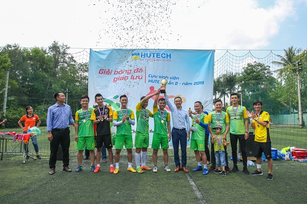 Đội bóng Cựu sinh viên 2010 giành ngôi Vô địch giải bóng đá Cựu sinh viên HUTECH 2019 30