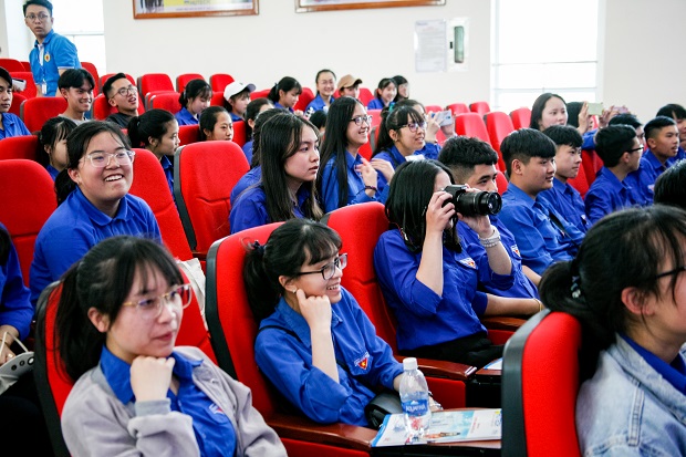 HUTECH welcome pupils from Tran Phu and Xuan Truong schools to visit 94