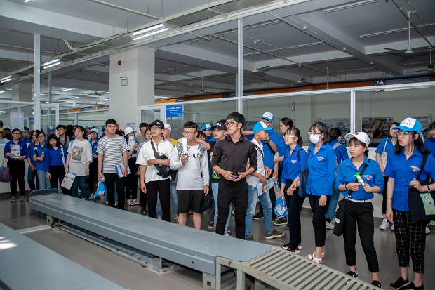 HUTECH welcome pupils from Tran Phu and Xuan Truong schools to visit 37