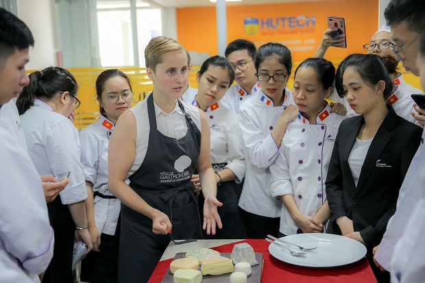 Sinh viên Đại học Cergy-Pontoise (Pháp) ấn tượng với “trải nghiệm HUTECH” từ International Mission 111