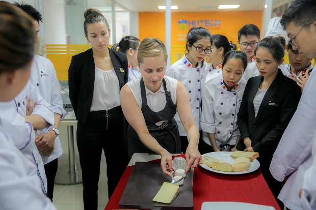 Sinh viên Đại học Cergy-Pontoise (Pháp) ấn tượng với “trải nghiệm HUTECH” từ International Mission 114