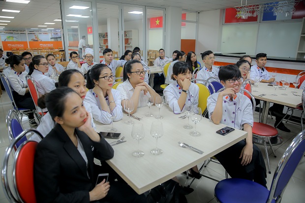 Sinh viên Đại học Cergy-Pontoise (Pháp) ấn tượng với “trải nghiệm HUTECH” từ International Mission 118