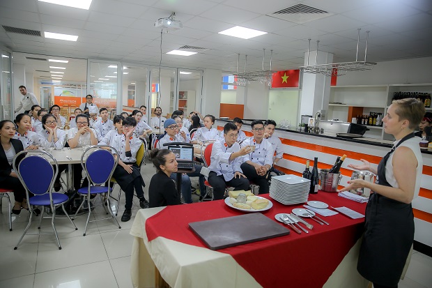 Sinh viên Đại học Cergy-Pontoise (Pháp) ấn tượng với “trải nghiệm HUTECH” từ International Mission 124