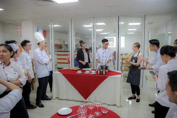 Sinh viên Đại học Cergy-Pontoise (Pháp) ấn tượng với “trải nghiệm HUTECH” từ International Mission 22