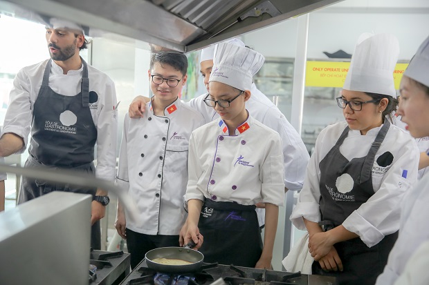 Sinh viên Đại học Cergy-Pontoise (Pháp) ấn tượng với “trải nghiệm HUTECH” từ International Mission 136