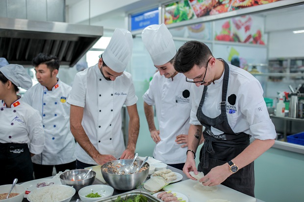 Sinh viên Đại học Cergy-Pontoise (Pháp) ấn tượng với “trải nghiệm HUTECH” từ International Mission 145