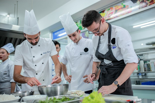 Sinh viên Đại học Cergy-Pontoise (Pháp) ấn tượng với “trải nghiệm HUTECH” từ International Mission 54