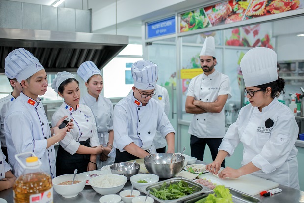 Sinh viên Đại học Cergy-Pontoise (Pháp) ấn tượng với “trải nghiệm HUTECH” từ International Mission 66