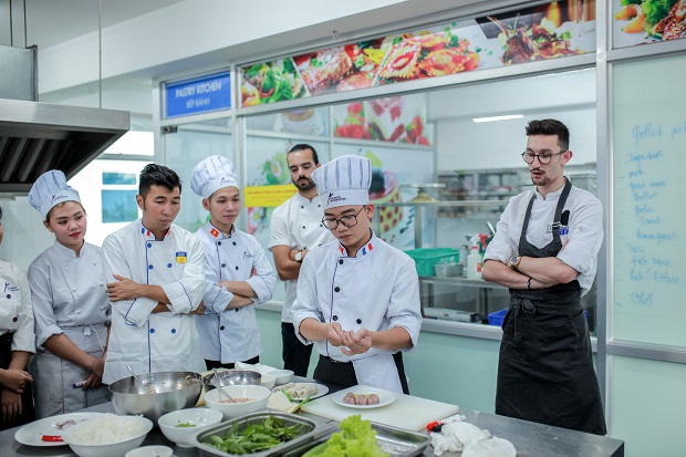 Sinh viên Đại học Cergy-Pontoise (Pháp) ấn tượng với “trải nghiệm HUTECH” từ International Mission 157