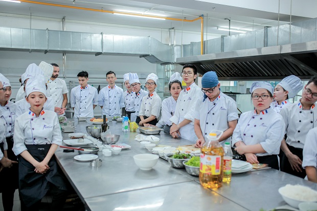 Sinh viên Đại học Cergy-Pontoise (Pháp) ấn tượng với “trải nghiệm HUTECH” từ International Mission 150