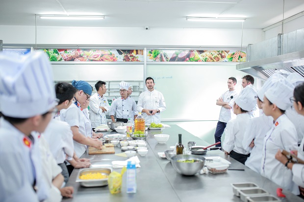 Sinh viên Đại học Cergy-Pontoise (Pháp) ấn tượng với “trải nghiệm HUTECH” từ International Mission 60