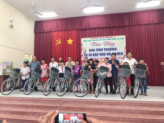 Thầy cô khoa Luật HUTECH trao quà cho trẻ em nghèo tại Tiền Giang 25