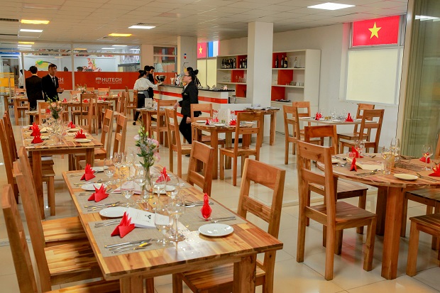 Sinh viên Đại học Cergy-Pontoise (Pháp) ấn tượng với “trải nghiệm HUTECH” từ International Mission 176