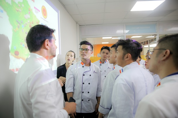 Sinh viên Đại học Cergy-Pontoise (Pháp) ấn tượng với “trải nghiệm HUTECH” từ International Mission 19