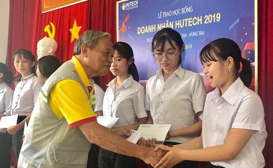 CLB Doanh nhân Hutech trao học bổng học sinh vượt khó 18