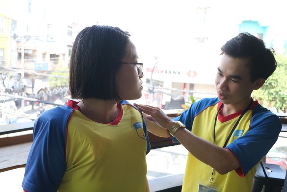Sinh viên sáng chế áo thun chống đuối nước 11