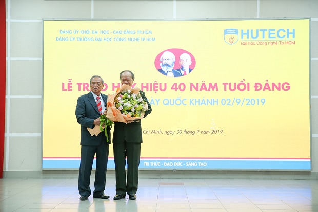HUTECH tổ chức Lễ trao huy hiệu 40 năm tuổi Đảng và Hội nghị Đảng viên năm học 2019 - 2020 46