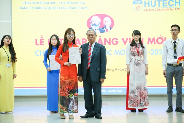 HUTECH tổ chức Lễ trao huy hiệu 40 năm tuổi Đảng và Hội nghị Đảng viên năm học 2019 - 2020 63