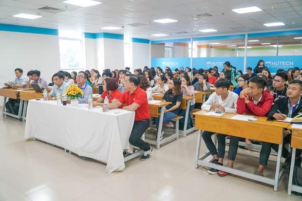 HUTECH students explore strategies to win over recruiters from CocaCola Vietnam 62