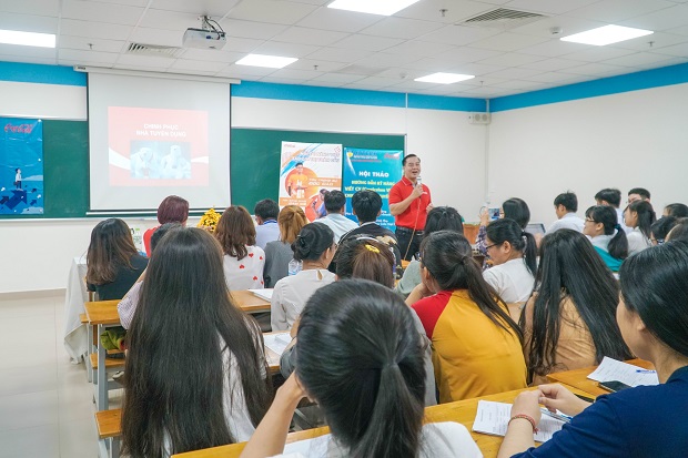 HUTECH students explore strategies to win over recruiters from CocaCola Vietnam 15
