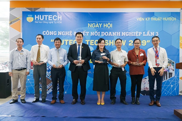 The exciting HUTECH TECHSHOW 2019 with more than 200 graduation projects of HUTECH Institute of Engineering students 52