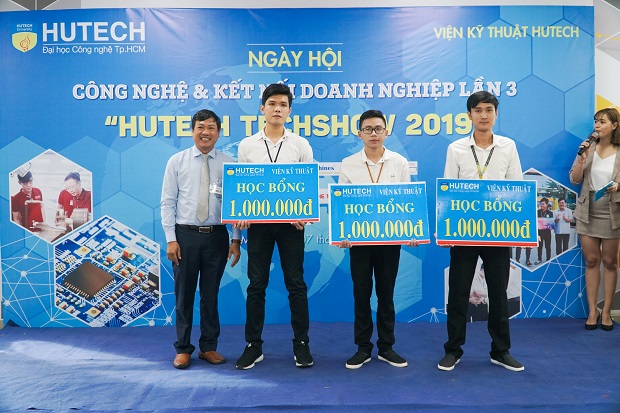 The exciting HUTECH TECHSHOW 2019 with more than 200 graduation projects of HUTECH Institute of Engineering students 167
