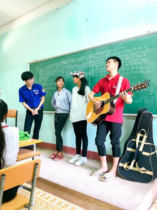 Volunteer project “For Children” puts on a new look for Binh Duc Middle School 87