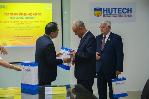 HUTECH ký biên bản ghi nhớ hợp tác với ĐH Năng lượng Moscow (Nga) và Viện Công nghệ VinIT 26