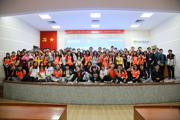 Khoa Quản trị kinh doanh bắt đầu chuỗi chương trình giao lưu chào đón Tân sinh viên khóa 2019 95