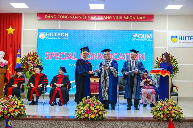 Trang trọng lễ tốt nghiệp chương trình BBA, MBA Đại học Mở Malaysia (OUM) 71