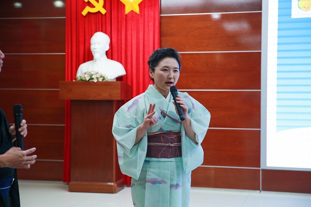 Sinh viên khoa Nhật Bản học khám phá nghệ thuật cắm hoa Ikebana với nghệ nhân Nhật Bản 10