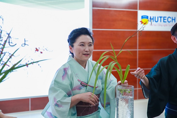 Sinh viên khoa Nhật Bản học khám phá nghệ thuật cắm hoa Ikebana với nghệ nhân Nhật Bản 47