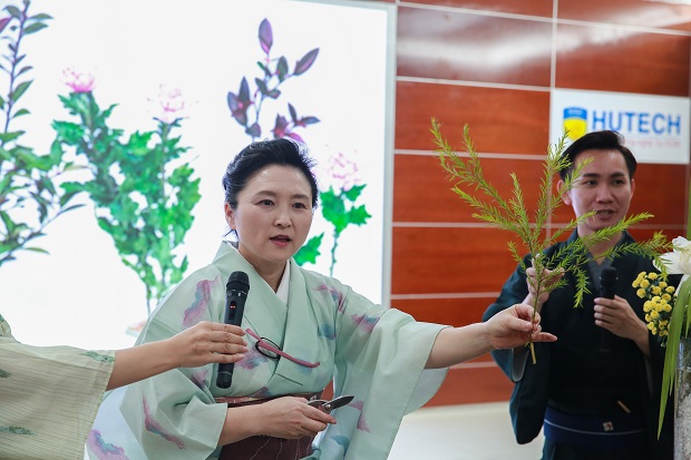Sinh viên khoa Nhật Bản học khám phá nghệ thuật cắm hoa Ikebana với nghệ nhân Nhật Bản 50