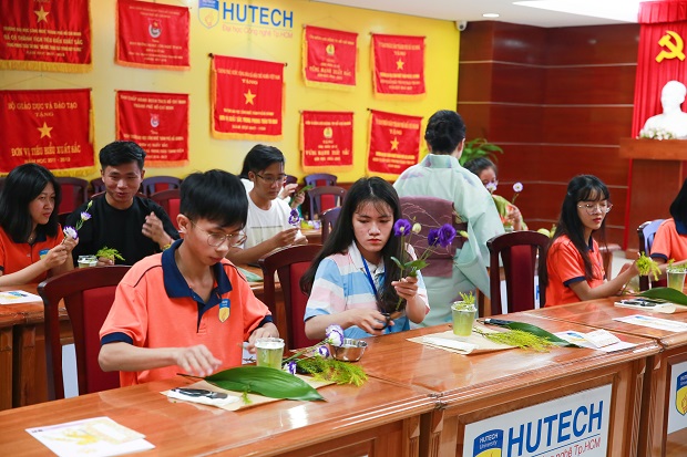 Sinh viên khoa Nhật Bản học khám phá nghệ thuật cắm hoa Ikebana với nghệ nhân Nhật Bản 83