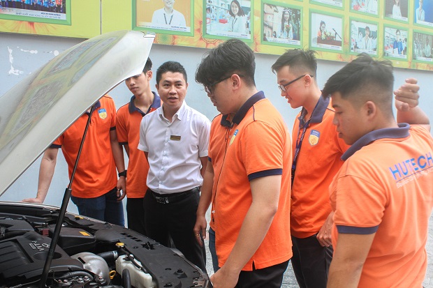 Students of HUTECH Institute of Engineering apply diagnostic machines and car simulators 40