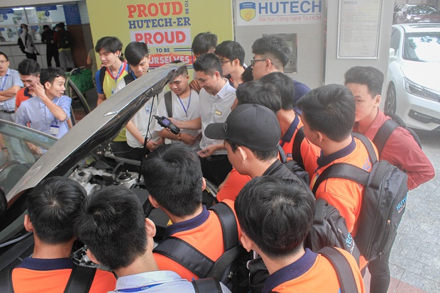 Sinh viên Viện Kỹ thuật HUTECH ứng dụng thực hành máy chẩn đoán và bộ mô phỏng trên ô tô 36