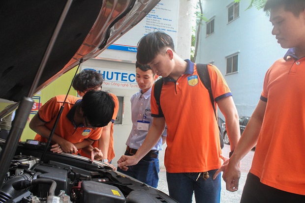 Sinh viên Viện Kỹ thuật HUTECH ứng dụng thực hành máy chẩn đoán và bộ mô phỏng trên ô tô 42