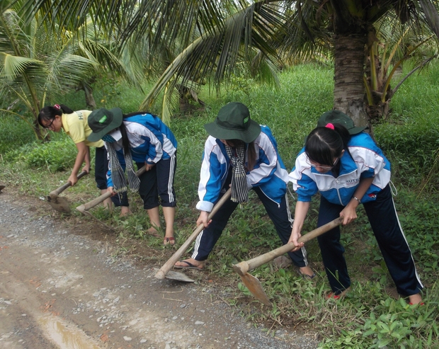 Bài dự thi “Mùa hè xanh trong tôi”:  Về xây con đường yêu thương 13