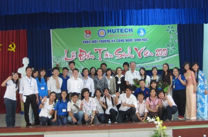 Tưng bừng Lễ đón Tân sinh viên Khóa 2010 của các Khoa tại HUTECH 10