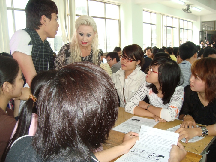 CLB Tiếng Anh HUTECH "hút" sinh viên 10