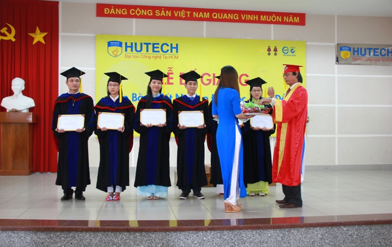 HUTECH tổ chức Lễ bế giảng và trao bằng tốt nghiệp cho các tân cử nhân QTKD  23