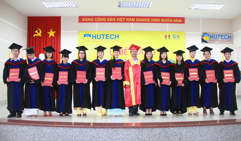 HUTECH tổ chức Lễ bế giảng và trao bằng tốt nghiệp cho các tân cử nhân QTKD  105