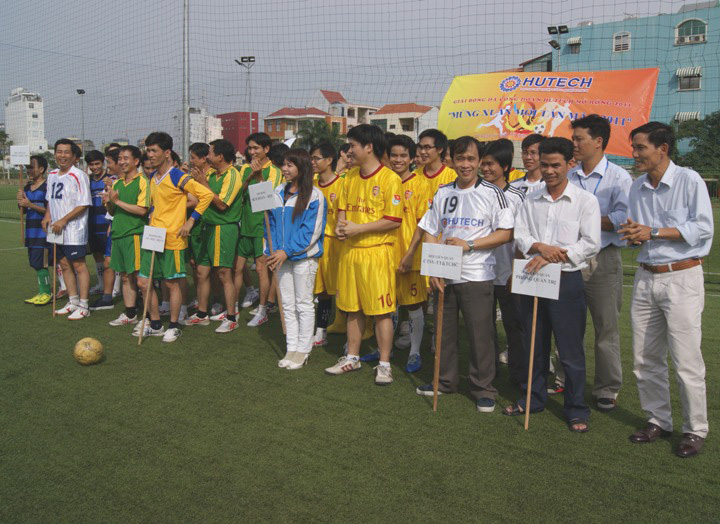 Đã xác định hai đội lọt vào Vòng bán kết giải Bóng đá Công đoàn HUTECH 2011 4