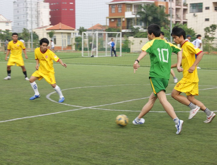 Đã xác định hai đội lọt vào Vòng bán kết giải Bóng đá Công đoàn HUTECH 2011 10