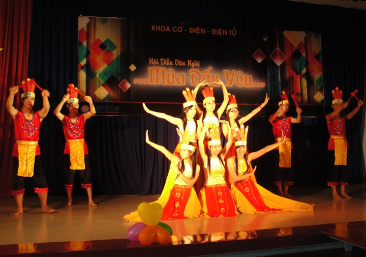 Khoa Cơ – Điện – Điện tử rộn ràng với Hội diễn văn nghệ “Mùa dấu yêu” 4