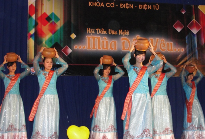 Khoa Cơ – Điện – Điện tử rộn ràng với Hội diễn văn nghệ “Mùa dấu yêu” 27