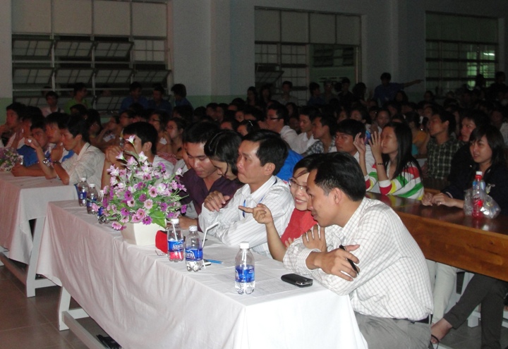 Khoa Cơ – Điện – Điện tử rộn ràng với Hội diễn văn nghệ “Mùa dấu yêu” 10