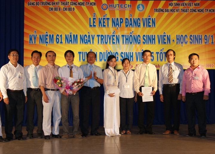 HUTECH đồng thời tổ chức lễ kết nạp Đảng cho 3 quần chúng ưu tú 23
